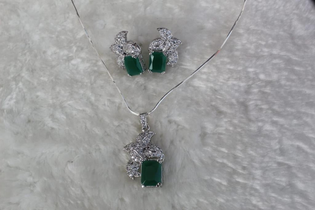 925 Silver Emerald Zircon Bow Pendant Set