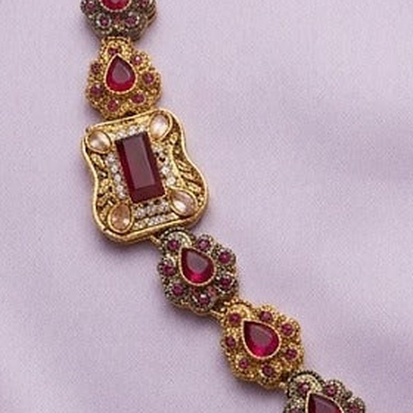 Regal Ruby Gemstone Pendant Necklace - Close-up: gemstone chain links