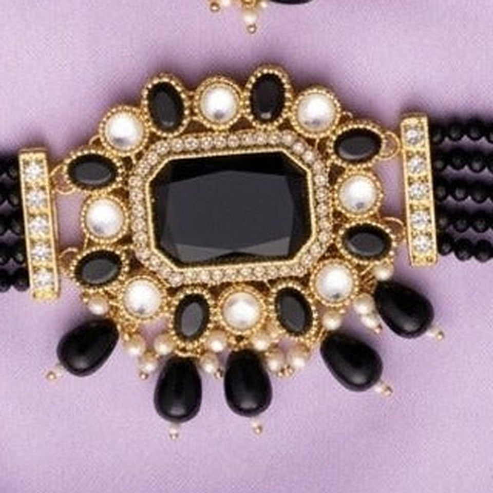 Royal Onyx Kundan Choker Set with Earrings & Maang Tikka - Close-up: choker centre