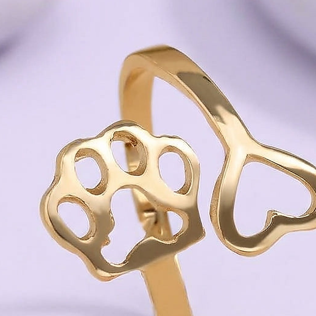 The Paw Prints Heart Ring - Close-up: gold ring paw and heart